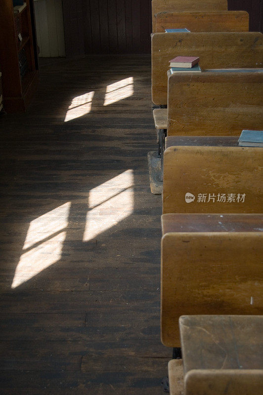 学生课桌和阳光- 1900校舍